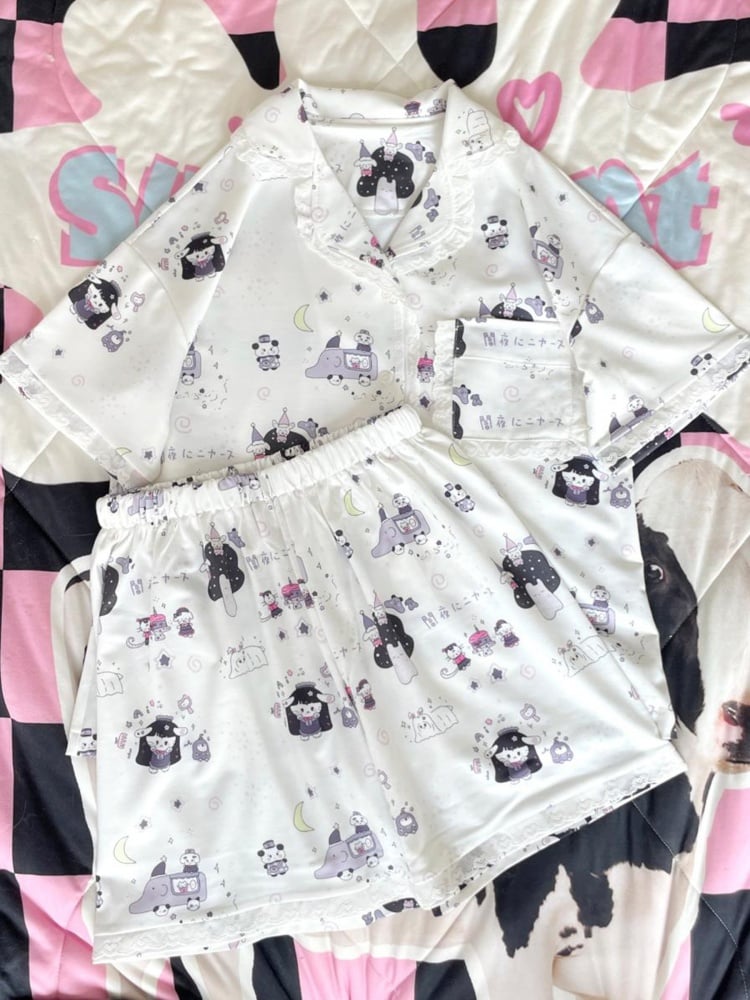 Weißes Pyjama-Set mit Cartoon-Motiv und Spitzenbesatz