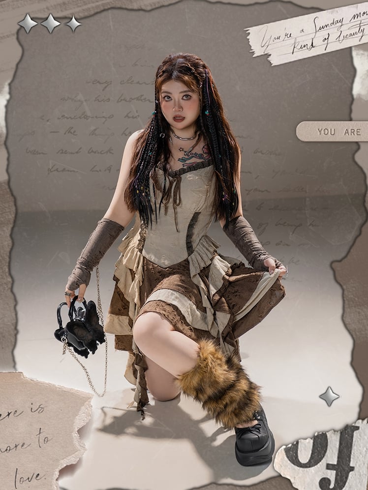 Plus Size Camisole-Kleid mit baskischer Taille und kaskadierenden Rüschen im Used-Look, Ödland-Punk-Stil, braune Löcher