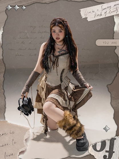 Plus Size Camisole-Kleid mit baskischer Taille und kaskadierenden Rüschen im Used-Look, Ödland-Punk-Stil, braune Löcher