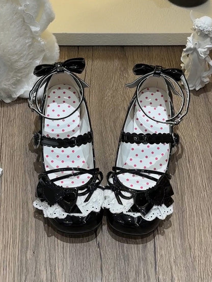 Jane Lolita mit Spitzenbesatz und Fersenschnallen, mittelhoher Schleife, Mary Sweet Heels, schwarzes Oberteil – Herz