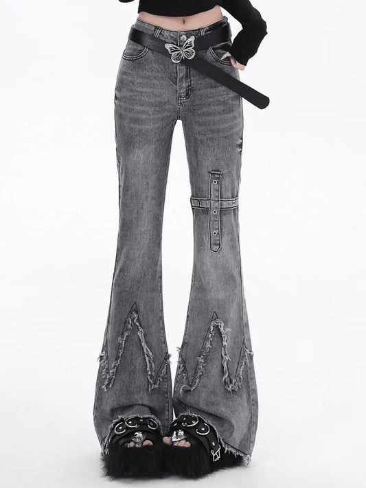 Graue Slim-Fit-Jeans mit Schlag und Raw Edge