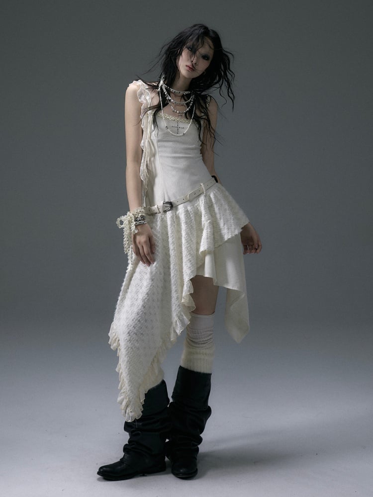 Aprikosenkleid mit Taschentuchsaum und Taillengürtel mit Schnalle