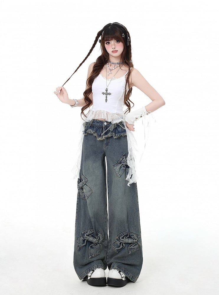 Blaue Jeans mit weitem Bein und großen Schleifen
