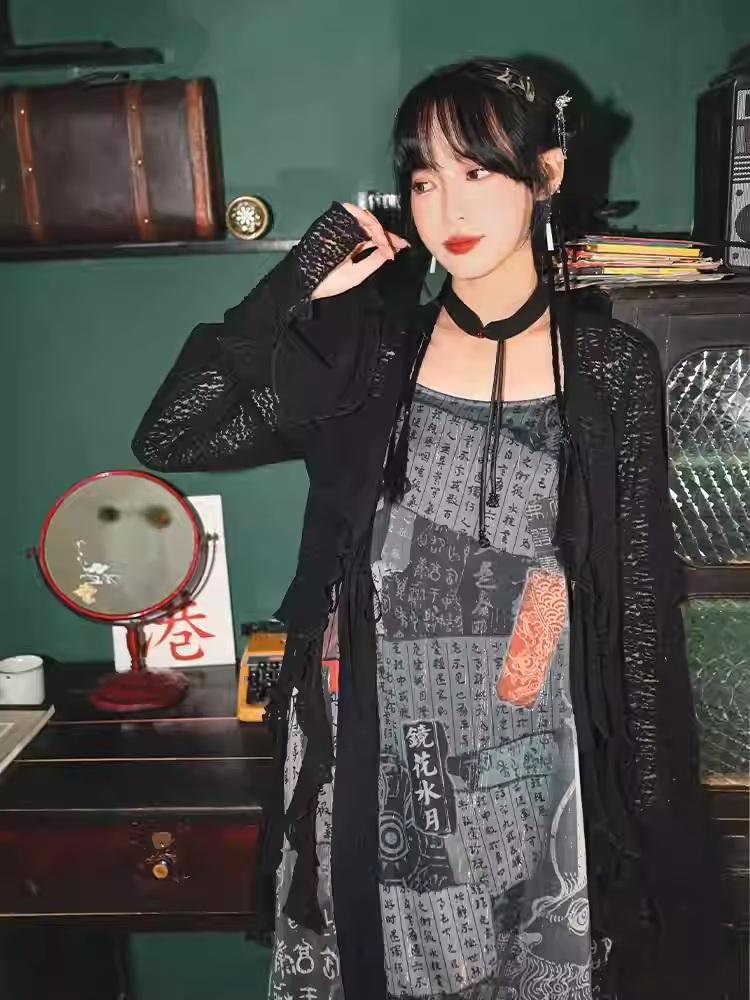 Strickjacke Asymmetrischer Hohlsaum Glockenrüschen Schwarze Spitzenärmel