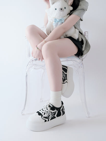 Schwarze Plateau-Sneaker mit Stern-Applikation