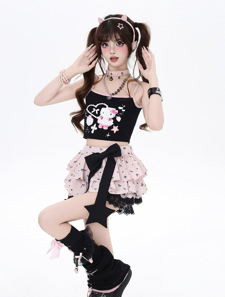 ブラックのビッグピンクの裏地付きティアードスカート。レースのリボンが全体にあしらわれ、蝶結びのプリントトリム。