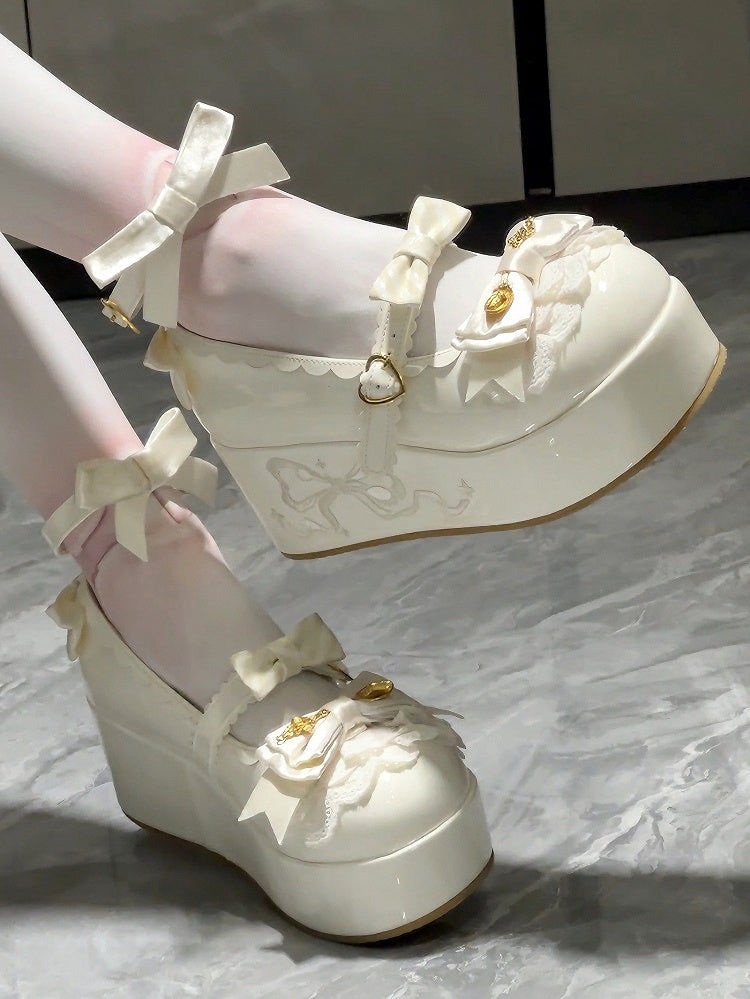 Löffel verzierte Lolita-Plattformen mit weißen Schleifendetails