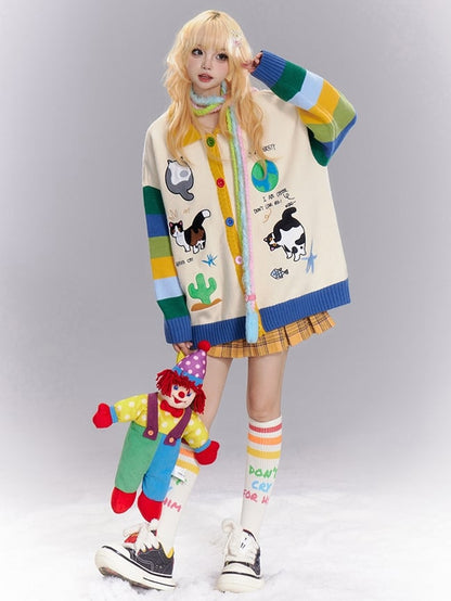 Hellapricotfarbene Strickjacke mit süßem Katzen-Polokragen und Kontrast