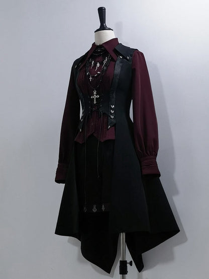 ワイン色の裾のプラケットシャツ。ヴァンパイアのプリーツ入りレースポイントのディテールとロリータ王子の三角の赤い襟。