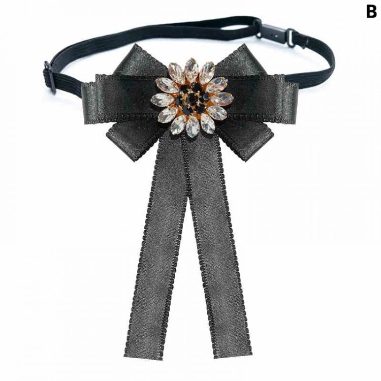 Fliege-Brosche mit Blumenmuster und Strasssteinen