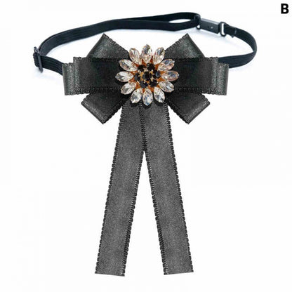 Fliege-Brosche mit Blumenmuster und Strasssteinen