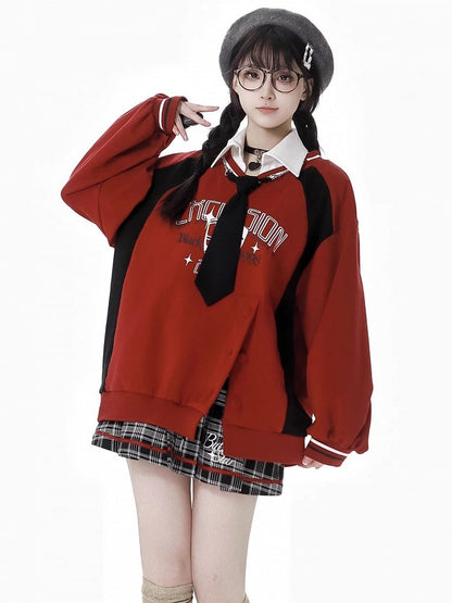 Rotes Sweatshirt im Preppy-Stil mit seitlichem Schlitz und Hemdkragen und gratis Krawatte