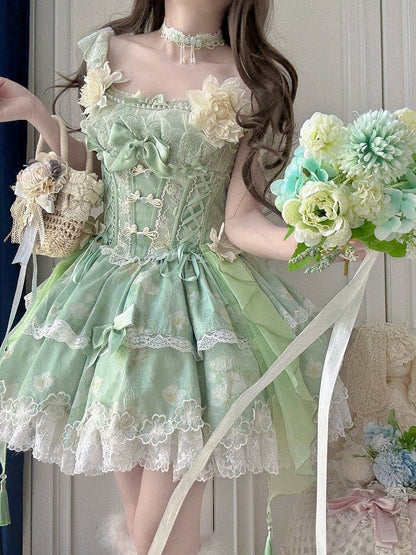 Korsettrock mit grünem Oberteil und Froschknöpfen sowie Lolita-Blumentaillenverzierung