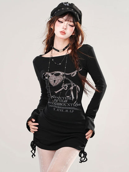 Schwarzes Minirockkleid mit Herz-Print und Kordelzug