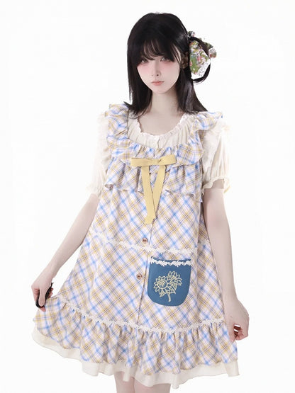 ベージュのレーストリム半袖セミシアーブラウス