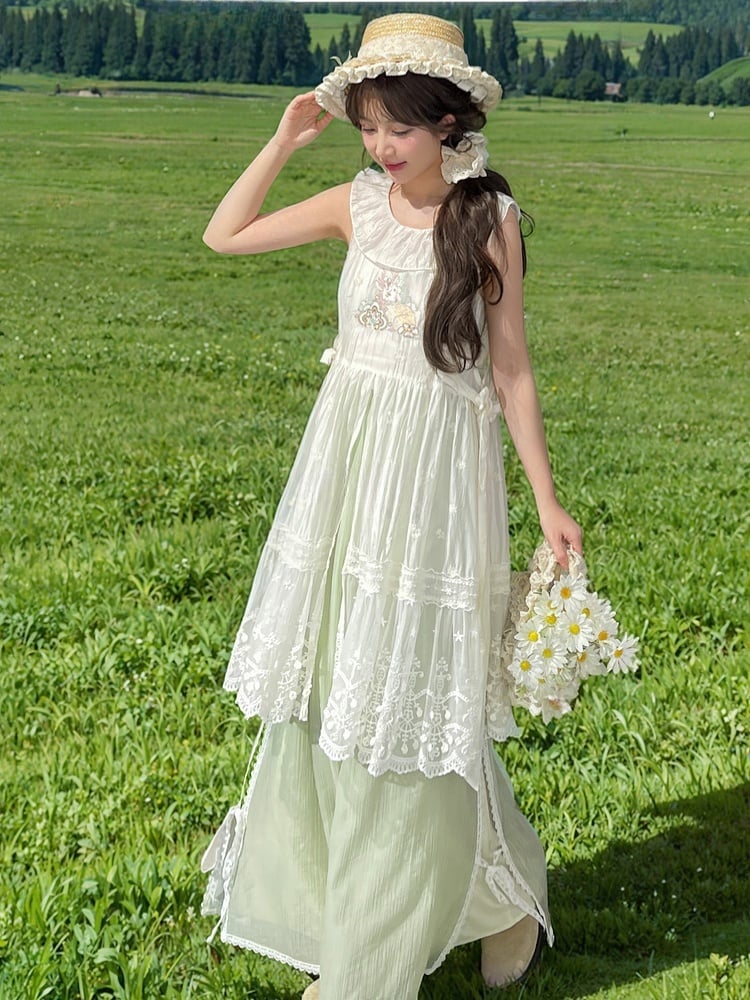 サイドにセルフタイのフォーン刺繍シフォンオーバードレスネックライン、ホワイトのセミシースルーフリルストラップ付き