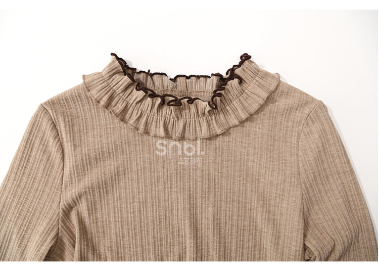 Hellbraunes Langarm-Top mit Rüschenausschnitt