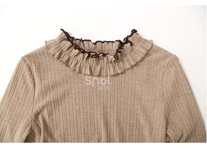 Hellbraunes Langarm-Top mit Rüschenausschnitt
