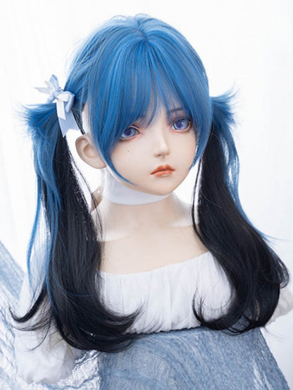 Schwarze, hüftlange, gewellte Perücke mit blauem Pony, 65 cm