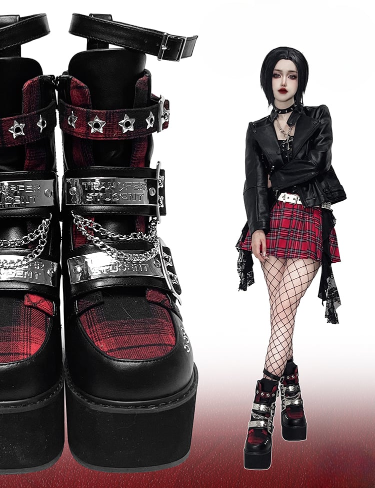 Schwarz-rote Punk-Plateau-High-Block-Absätze mit rechteckigen Metallplatten, Schnallenriemen, Nieten und Kette