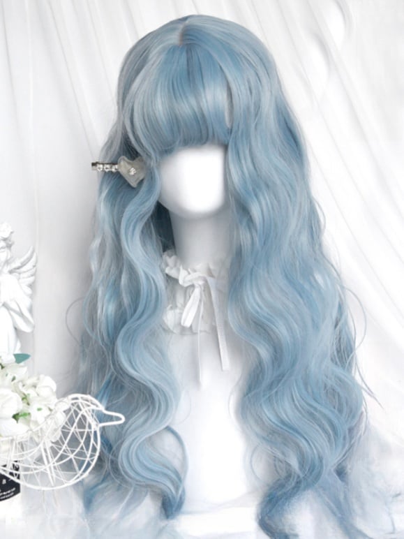 Hellblaue, gewellte Unterbrustperücke mit vollem Pony