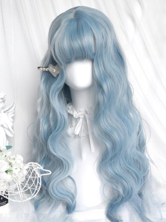 Hellblaue, gewellte Unterbrustperücke mit vollem Pony