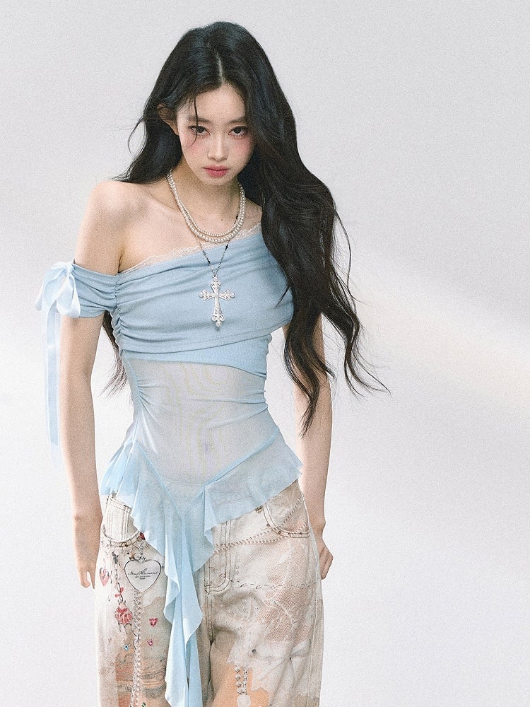 ブルー/ブラックのカスケーディングフリルアクセントメッシュトップ、ホワイトのアシンメトリーネックライン