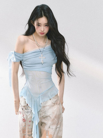 ブルー/ブラックのカスケーディングフリルアクセントメッシュトップ、ホワイトのアシンメトリーネックライン