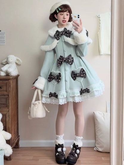 ミントグリーンのリボンがアクセントのケープロリータコート（レーストリム付き）