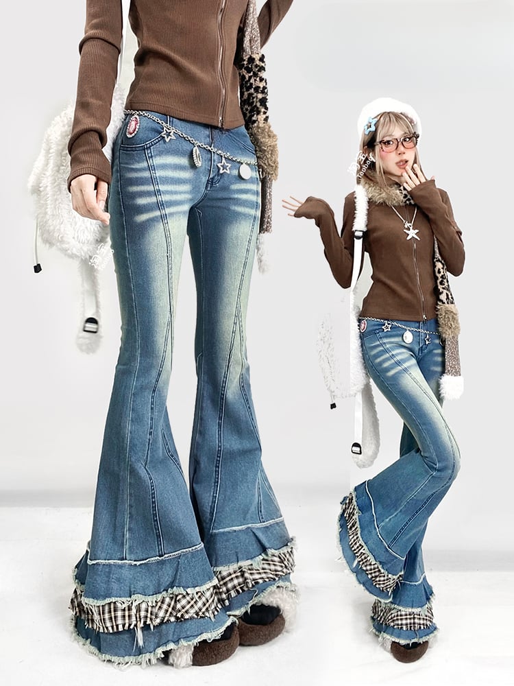 Blaue Schlagjeans mit kariertem Besatz