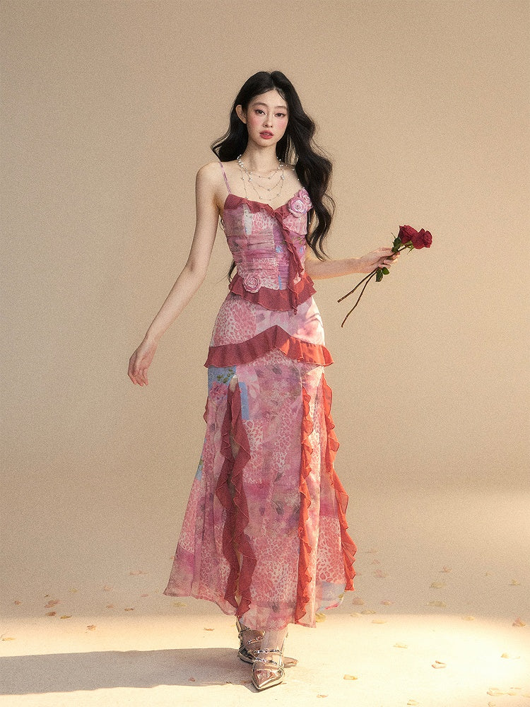 Seitenschlitz, florale Kontrastakzente, roter Saum, gerüschtes Chiffon-Unterkleid, rosa V-Ausschnitt