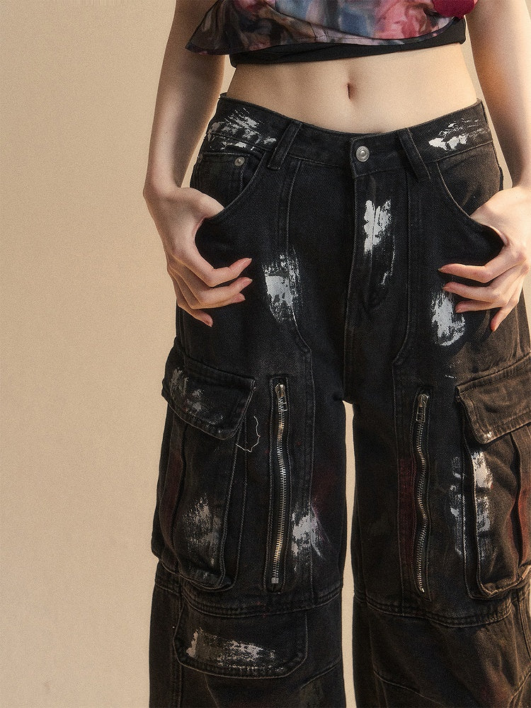 Reißverschlussdetails, Spray Black Pockets, Cargo-Print, Distressed Paint, Wide-Leg-Jeans