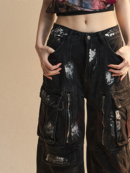 Reißverschlussdetails, Spray Black Pockets, Cargo-Print, Distressed Paint, Wide-Leg-Jeans