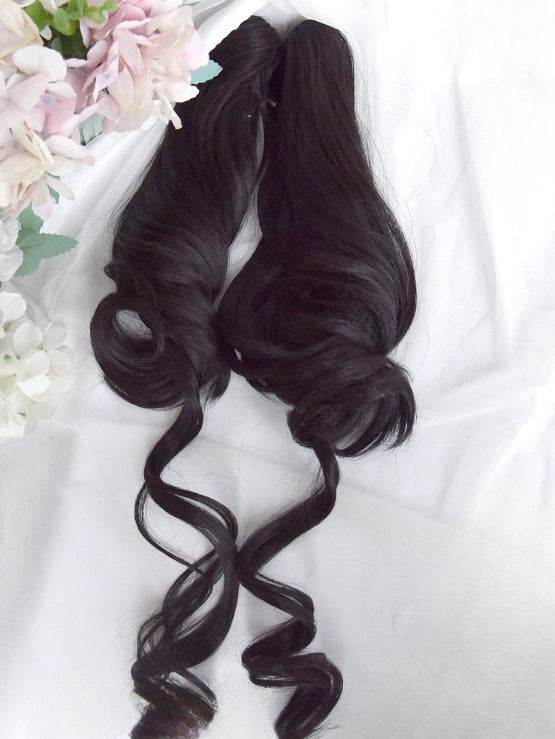 Schwarze Perücke im kurzen Bob-Schnitt mit vollem Pony + doppelte Pferdeschwanz-Krallenklammern