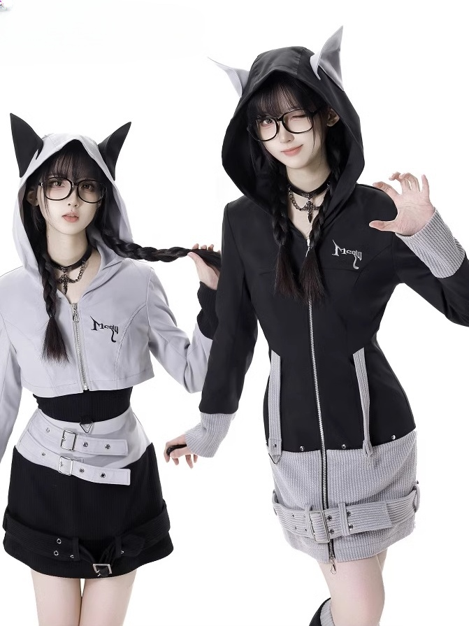 ブラックストラップとデザインフード、カラーブロック、ウルフイヤー、バックル、ジップクロージャー、グレーニット