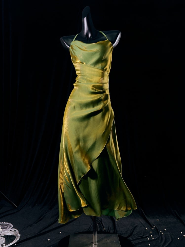 Grünes Camisole-Kleid mit asymmetrischem Volantsaum