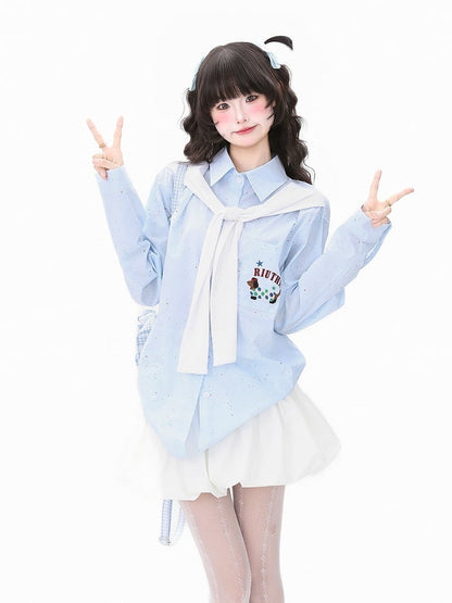 Kurz-/Langarmhemd mit verzierten blauen Kunstärmeln und entzückender Hundestickerei