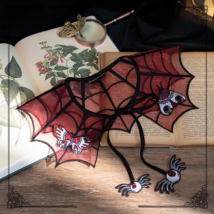 Abnehmbare Brosche mit roter Spinnennetz-Stickerei und Motten-Schmetterling mit falschem Kragen aus schwarzem Organza