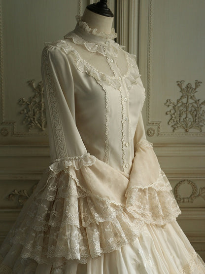 Beige Bluse mit Jabot-Krawatte, Rüschenausschnitt und langen Glockenärmeln