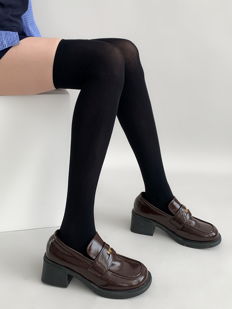 4 bas de couleurs douces arrivant au genou