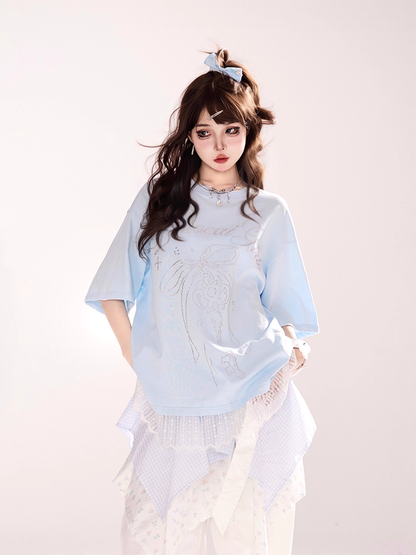 Lockeres, rundes T-Shirt mit Schleife und Strasssteinen, Spitzenbesatz und blauem Hals