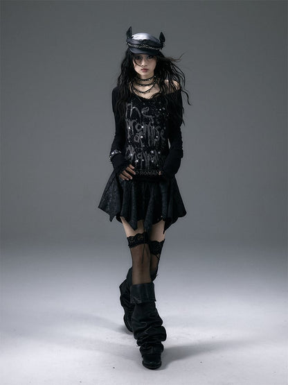 Schwarzes Top mit V-Ausschnitt und schimmernder Sternspitze