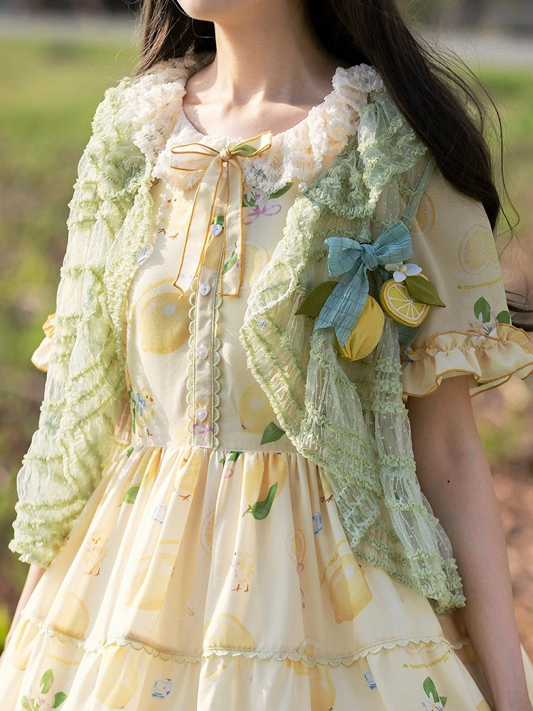 Grünes Tülltop mit Punkten und offener Knopfleiste