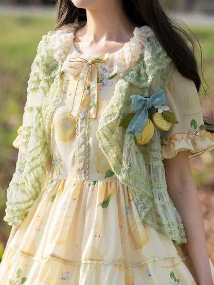 Grünes Tülltop mit Punkten und offener Knopfleiste