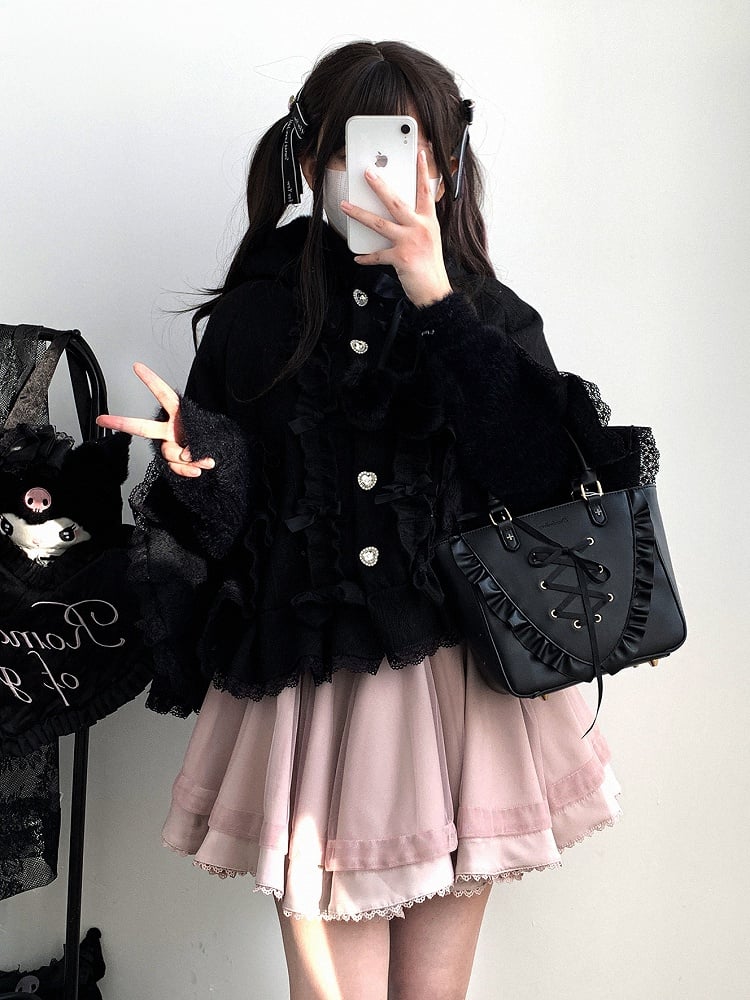 Jirai Kei – Kapuzenumhang mit roten Pompons und Schleifenakzenten im Landminenstil