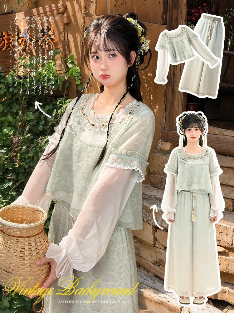 Grünes Jacquard-Cheongsam mit Knotenknöpfen, Chiffon-Oberteil mit Stickerei im Blumenausschnitt