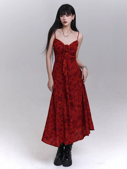 レッドのスウィートハートネックライン、カスケーディングフリル、フローラルキャミドレス