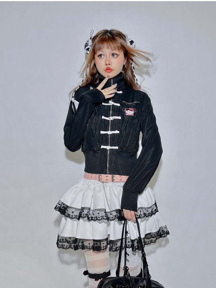 Schwarzes Kitten-Top mit hohem Halsausschnitt und Ketten- und Nadeldetail