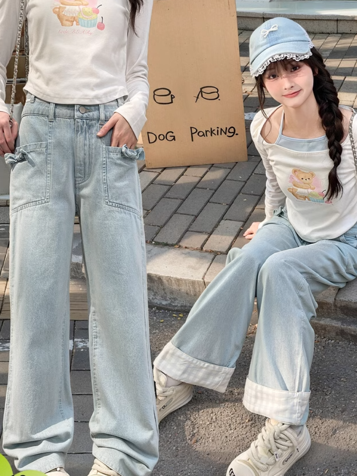 Blaue Jeans mit geradem Bein und hoher Taille und Schleife