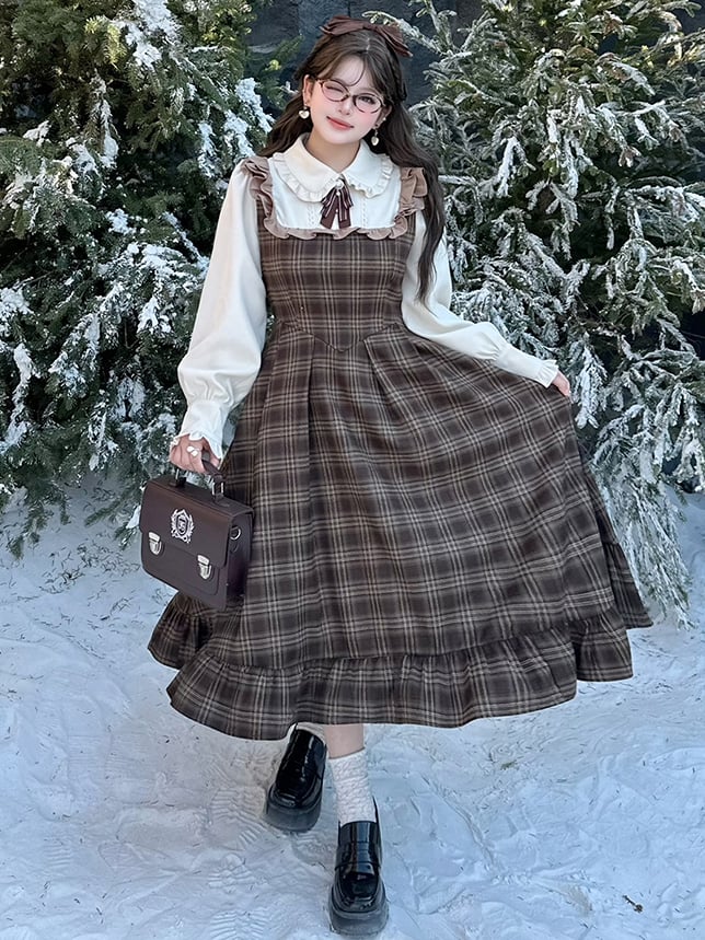 Braunes Kleid mit Peter-Pan-Kragen und langen Ärmeln in Übergröße mit kariertem Volantsaum